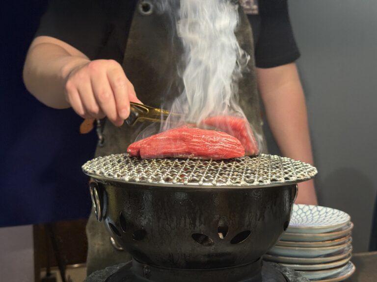 紀州備長炭でタンを焼き上げる店主