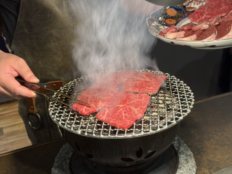 紀州備長炭の焼台で焼き上げる